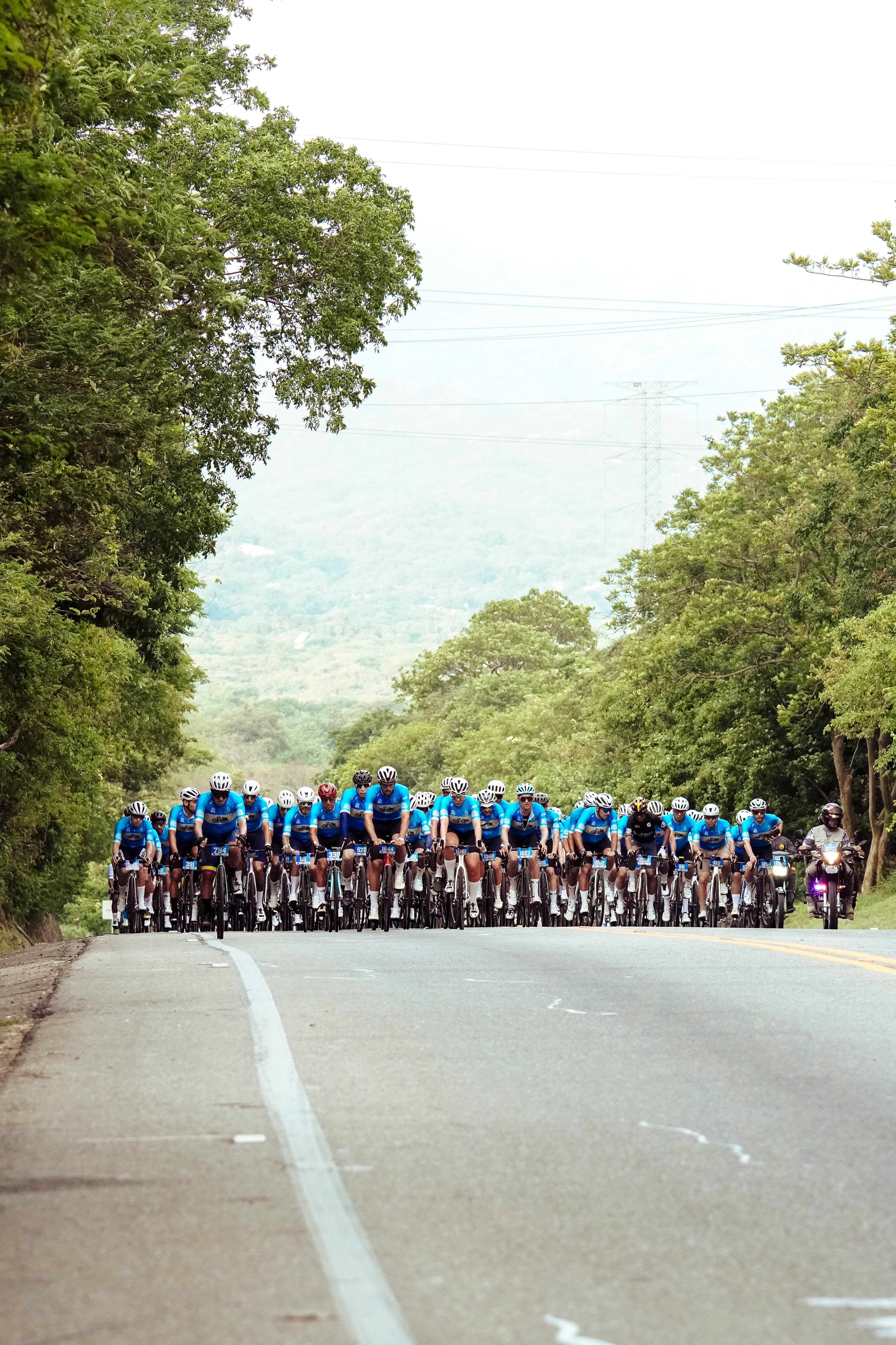 Ciclistas participando en el Gran Fondo Santa Marta